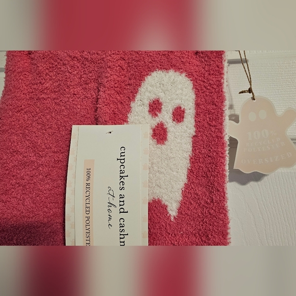 🔥👻 Cupcakes and Cashmere Viral Pink Ghost Oversize Throw Blanket NWT - Picture 2 of 5